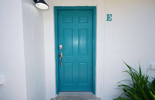 Navarre Cottage | Cottage just steps from the water!