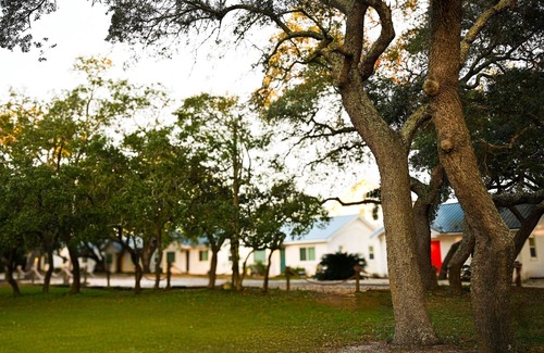 Navarre Cottage | Cottage just steps from the water!
