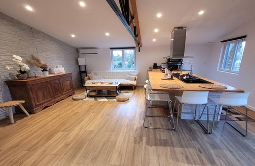 Guitres House | Cottage 'L'Ecrin Vert Domaine La Tuilerie' with Shared Pool and Air Conditioning