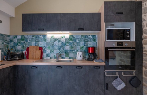 Crach Cottage | Cottage 'Le Chant Des Oiseaux' with Private Terrace, Shared Garden and Wi-Fi