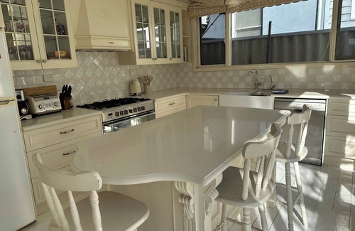 Leederville Cottage | Cottage located in Leederville near shops and restaurants free WIFI