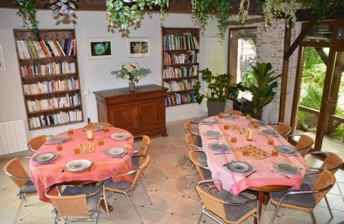 Aubigny-sur-Nere House | Cottage Mackinley, domaine entier, séjour nature et détente automnale, 15 pers, Centre Historique, gare TER