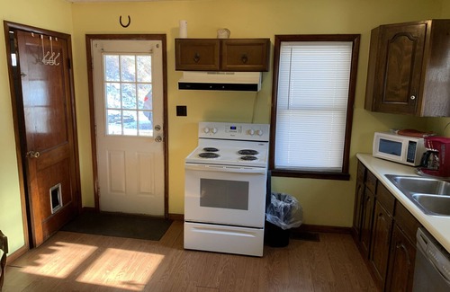 South Bloomingville Cottage | Cottage Near Caves, WiFi, Pool Table, Hot Tub, Grill, Fire Pit, Pet Friendly, TV