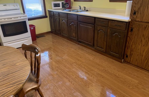 South Bloomingville Cottage | Cottage Near Caves, WiFi, Pool Table, Hot Tub, Grill, Fire Pit, Pet Friendly, TV