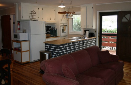 Reed Creek House | Cottage on Lake Hartwell with a beautiful wrap around deck for lazy afternoons!