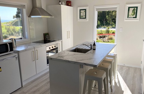 Poukawa Cottage | Cottage on landscaped gardens close to Havelock North
