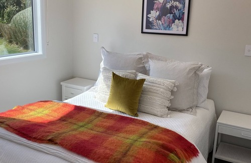 Poukawa Cottage | Cottage on landscaped gardens close to Havelock North
