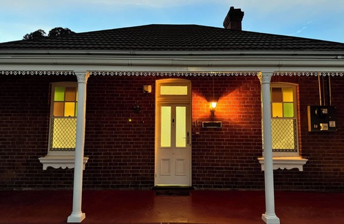 Bathurst House | Cottage on Manilla- Centrally Located