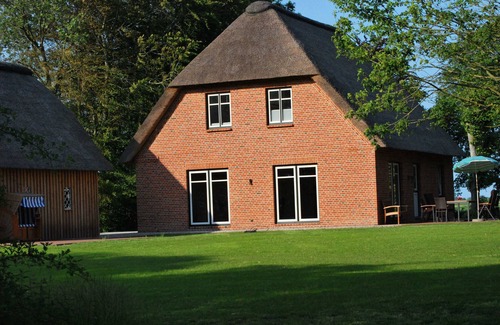 Nordstrand House | Cottage on park-like grounds with pond