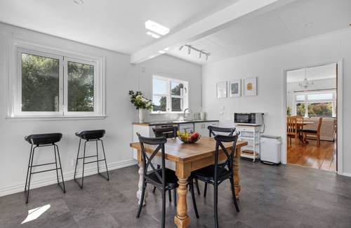 Martinborough Cottage | Cottage on Strasbourge: 2-minute walk to Martinborough Square, bikes