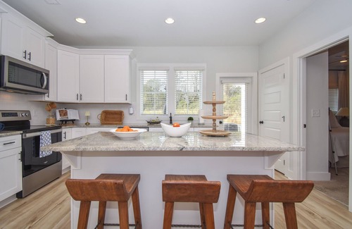 Auburn House | Cottage on the Plains - In Auburn Off of Shug Jordan, sleeps 8!