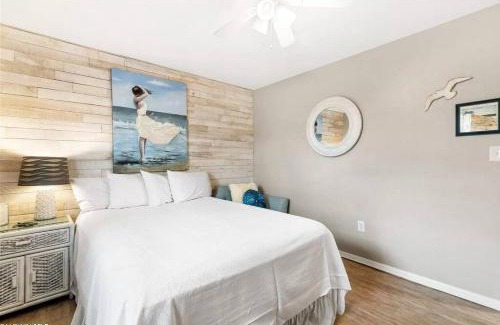 Fort Morgan House | Cottage on the Shore! Discounts: 30%/wk 40%/month!