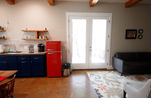 San Marcos Cottage | Cottage on wooded acreage in Texas Hill Country. 5 miles from Wimberley.
