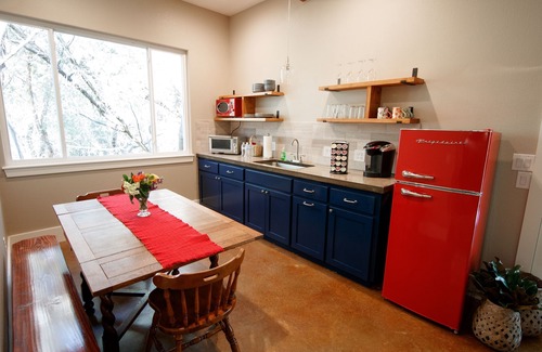San Marcos Cottage | Cottage on wooded acreage in Texas Hill Country. 5 miles from Wimberley.