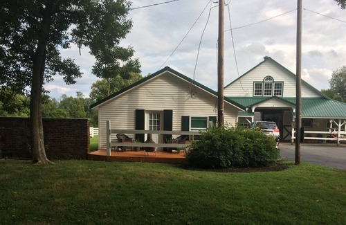 Lexington Cottage | Cottage on working Thoroughbred Horse Farm on Kentucky's Horse Parkway