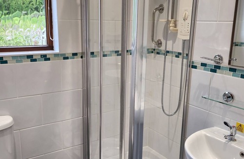 Backbarrow Cottage | Cottage-Private Bathroom-River view-Sleeps 6