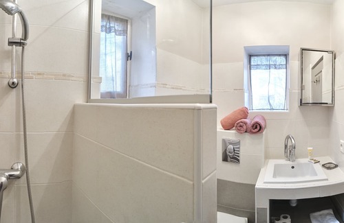 Sigonce Cottage | Cottage-Private Bathroom-Le mas du lac