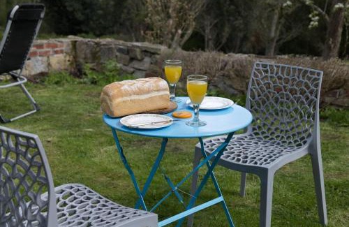 Crawcrook House | Cottage - Sleeps 2 - Garden - Parking