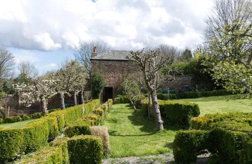 Crawcrook House | Cottage - Sleeps 2 - Garden - Parking