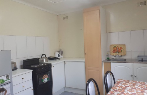Harare House | Cottage - Sleeps 4, Pool & Private Parking