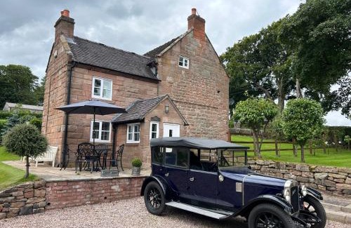 Cauldon Low House | Cottage - Sleeps 6 - Pet friendly - Garden