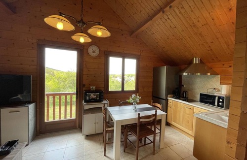 Saint-Bonnet-Troncais Apartment | Cottage with Air Conditioning, Wi-Fi and Pets Welcome in Saint-Bonnet-Tronçais
