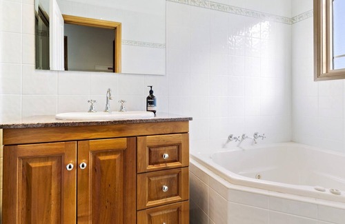 Lovedale Cottage | Cottages on Lovedale - No. 1 (2 bedroom) - 2 bedroom, 2 bathroom cottage in sensational Lovedale location