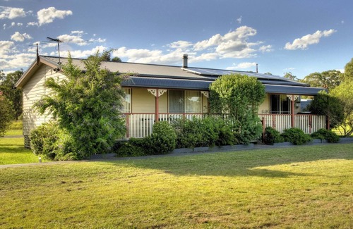 Lovedale Cottage | Cottages on Lovedale - No. 2 (2 bedroom) - 2 bedroom, 2 bathroom cottage in convenient Lovedale location