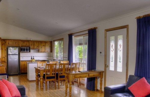 Lovedale Cottage | Cottages on Lovedale - No. 3 (2 bedroom) - 2 bedroom, 2 bathroom cottage in convenient Lovedale location