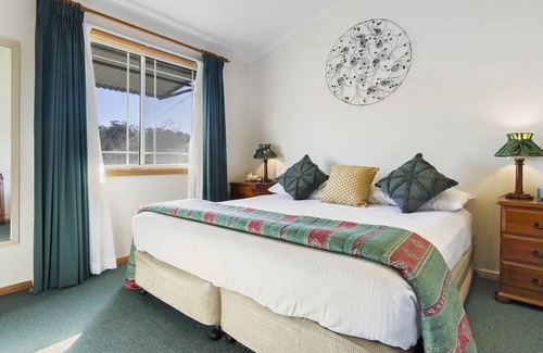 Lovedale Cottage | Cottages on Lovedale - No. 3 (2 bedroom) - 2 bedroom, 2 bathroom cottage in convenient Lovedale location