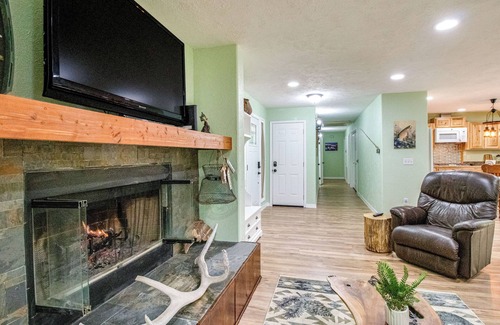 Cotter House | Cotter Home w/Deck ~ 1 Mi to Big Spring Park!