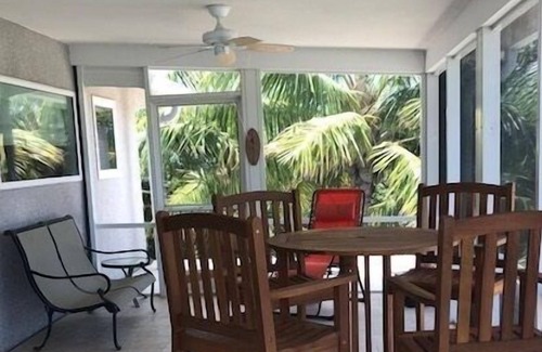Rainbow Bay House | Cotton & Coconuts home 3 bedrooms 2 1/2 bath with ocean views