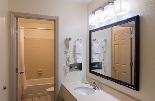 Pooler Hotel | Cottonwood Suites Savannah Hotel & Conference Center