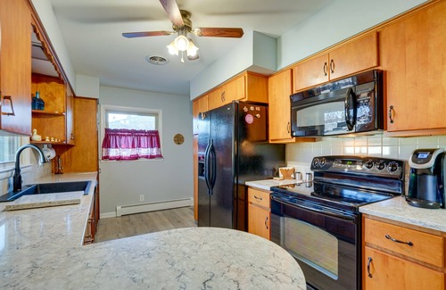 Streator House | 'Coty's House' Illinois Getaway w/Bar: Near Golf!
