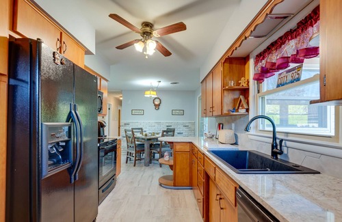 Streator House | 'Coty's House' Illinois Getaway w/Bar: Near Golf!