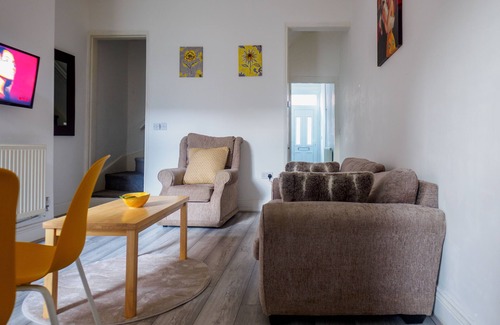 Stoke-on-Trent Apartment | Couldon Lodge Family Room 3