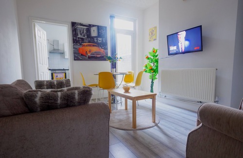 Stoke-on-Trent Apartment | Couldon Lodge Family Room 3