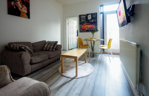 Stoke-on-Trent Apartment | Couldon Lodge Family Room 3