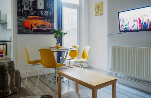 Stoke-on-Trent Apartment | Couldon Lodge Family Room 3