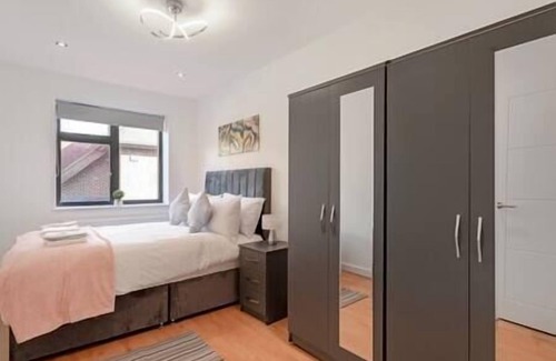 Coulsdon West Apartment | Coulsdon -Entire 2BR Flat, Covered Balcony - Walk to Station
