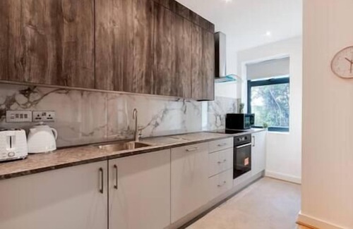 Coulsdon West Apartment | Coulsdon -Entire 2BR Flat, Covered Balcony - Walk to Station
