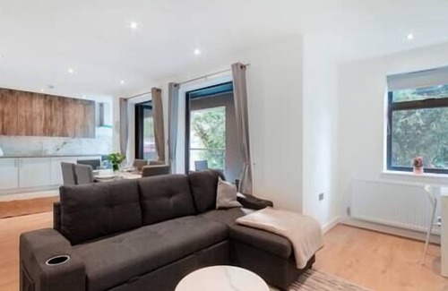 Coulsdon West Apartment | Coulsdon -Entire 2BR Flat, Covered Balcony - Walk to Station