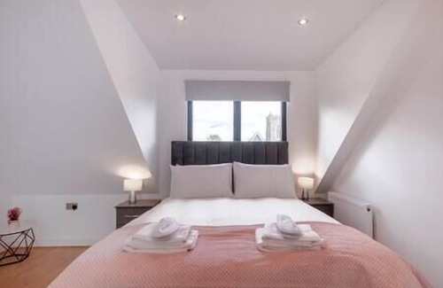 Coulsdon West Apartment | Coulsdon - Entire Studio, Covered Balcony - Walk to Station
