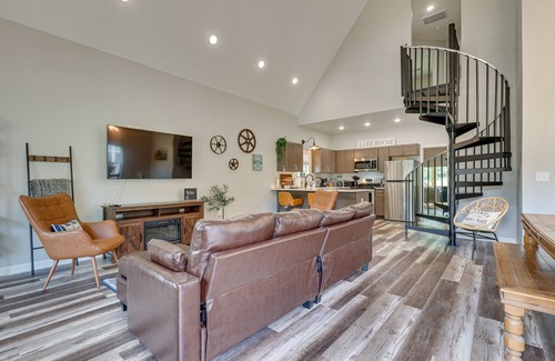 Counce House | Counce Vacation Rental w/Private Deck: Near Golf!