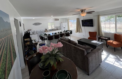 Lake Isabella House | Country Bungalow w/ Jacuzzi on 2.5 Acres