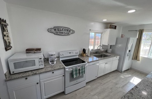 Lake Isabella House | Country Bungalow with Jacuzzi on over 2 Acres
