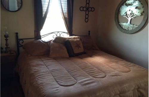 Burton Bed & Breakfast | Country Cabin 10 miles from Round Top