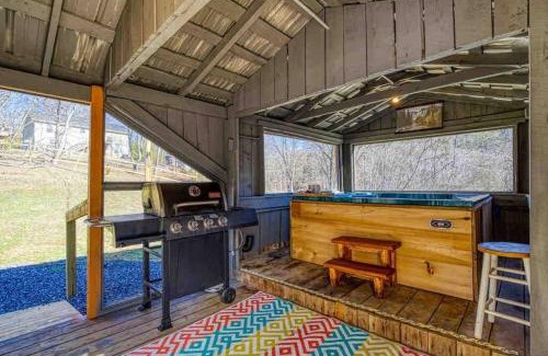 Kodak House | Country Cabin, Fenced area for pets, Hot Tub, Arcade!