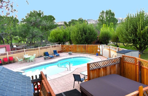 Zion National Park East Entrance Cabin | Country Cabin - Pool - Hot Tub -Breakfast -Farm -Quiet Side Zion -Near Bryce NP