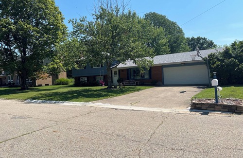 Oxford House | Country Club Home, 5 mins from Miami U